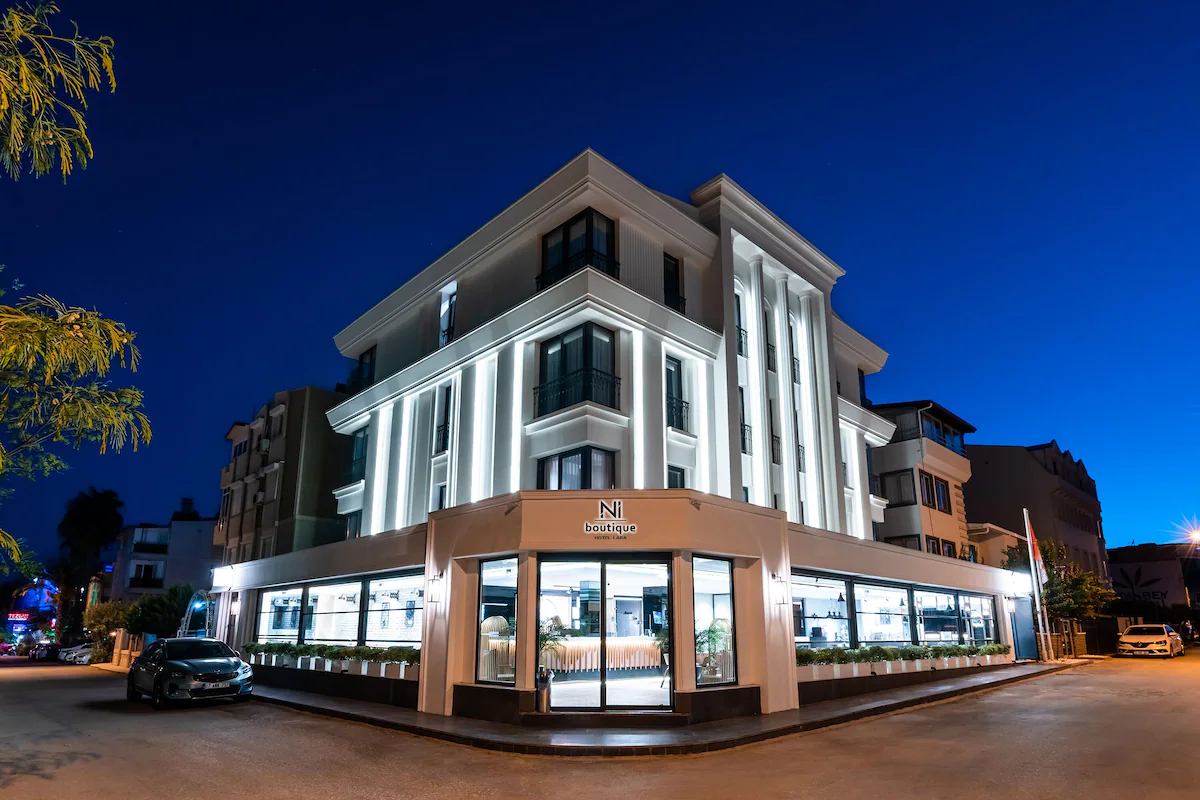 Ni Hotel Lara — evening façade